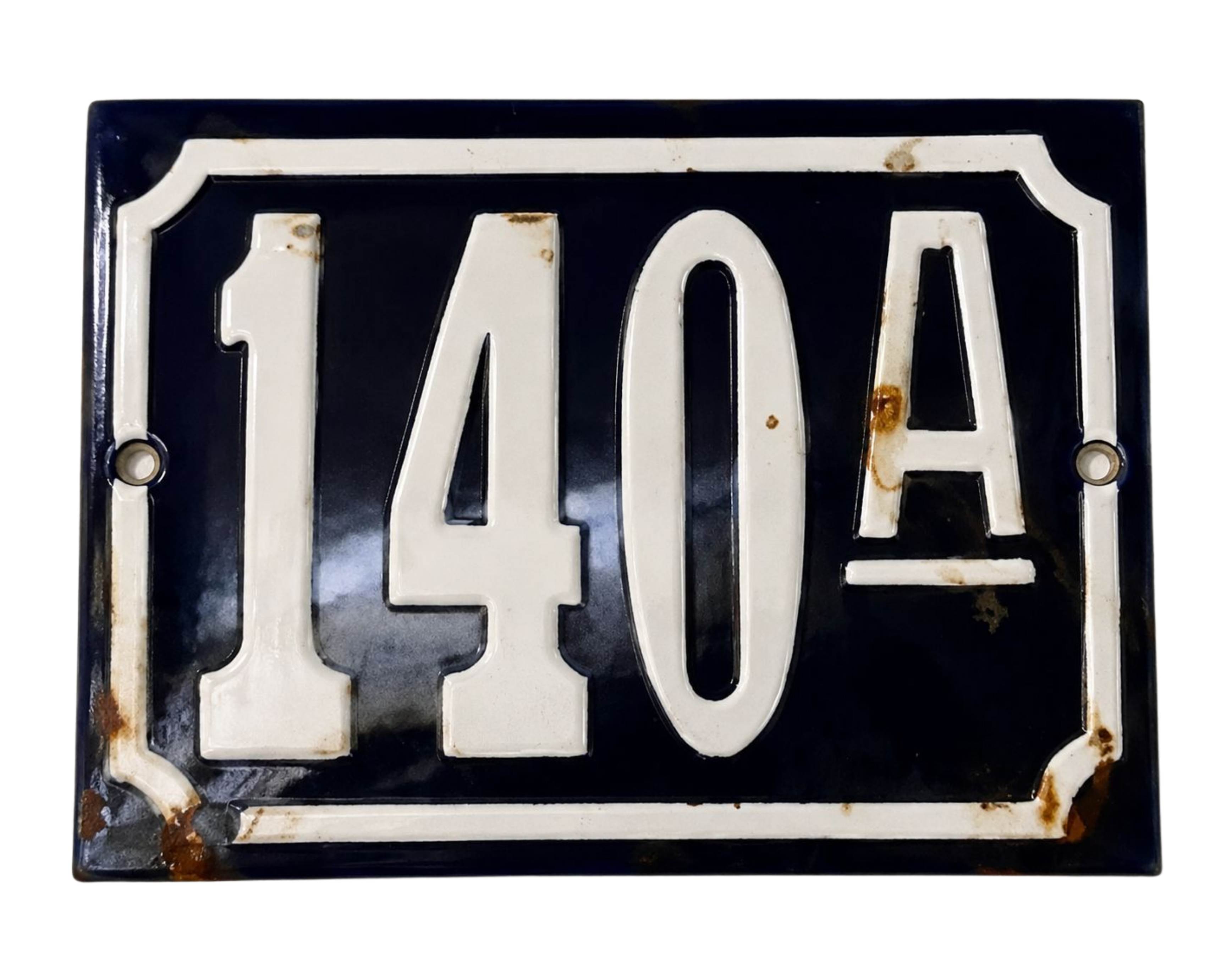 Placa esmaltada azul de numeração residencial com o número 140A