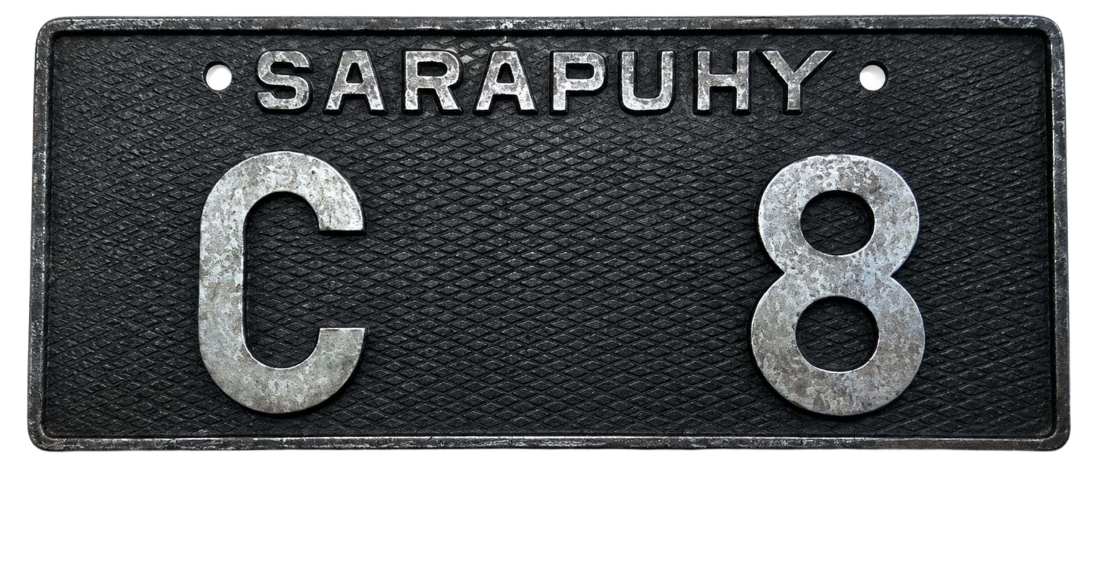 Placa automotiva antiga de ferro fundido com a inscrição Sarapuhy C 8