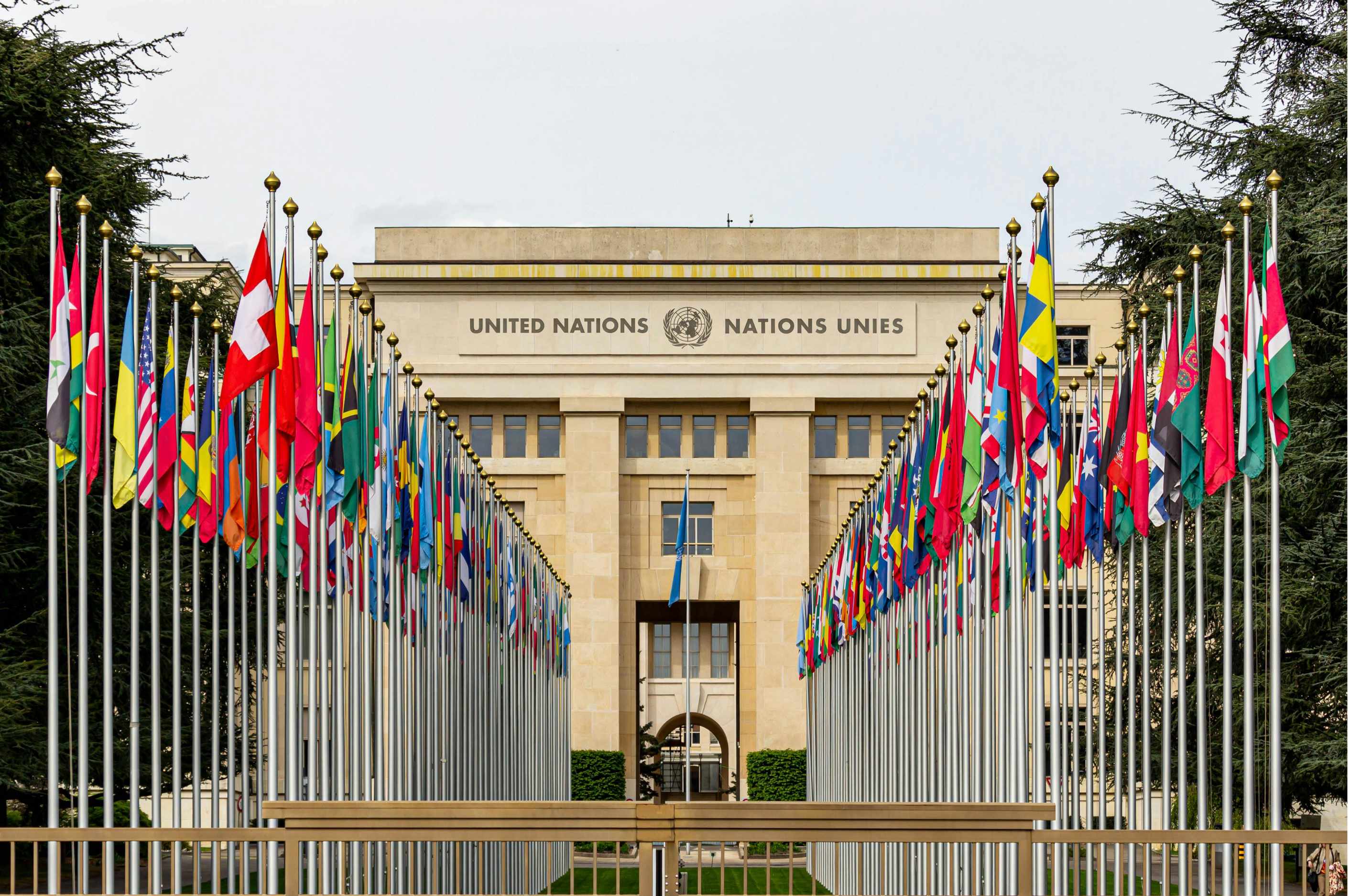 Sede das Nações Unidas em Genebra, com as bandeiras dos países-membros